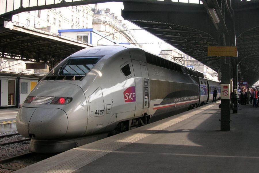 France's V150, the fastest conventional commercially operated train in the world (574 kmh), at Paris Gare Est. Photo: Babskwal, CC BY-SA 2.5